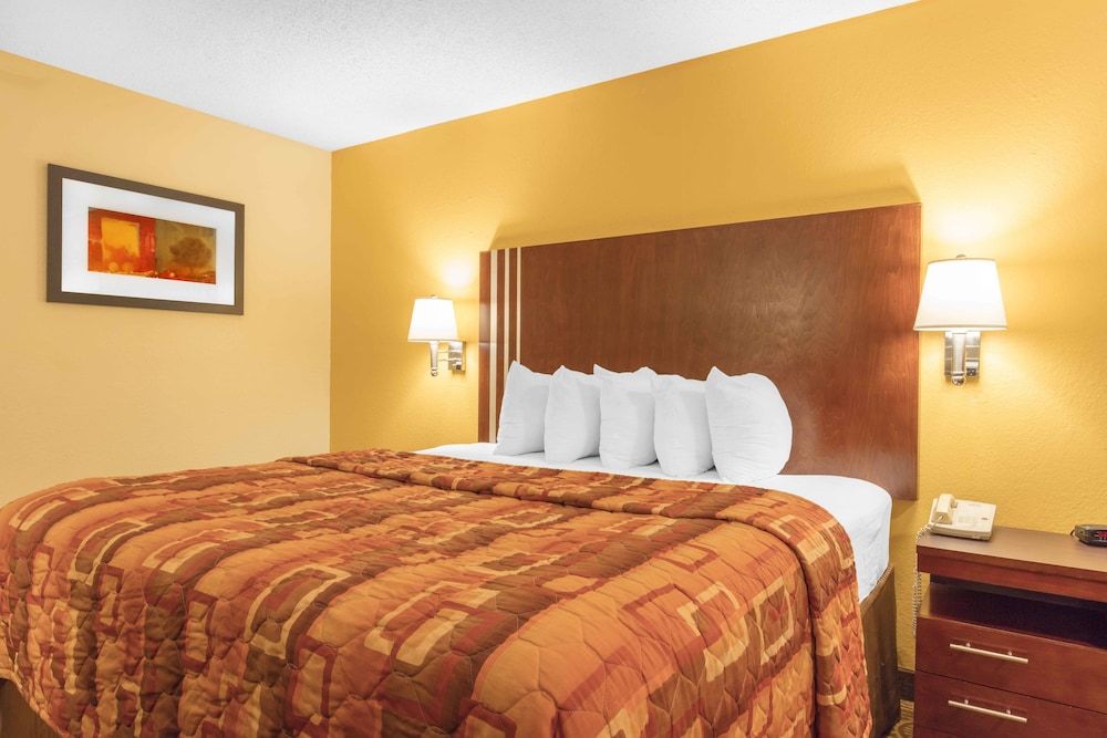 Deluxe Room, 1 King Bed, Smoking, Refrigerator & Microwave