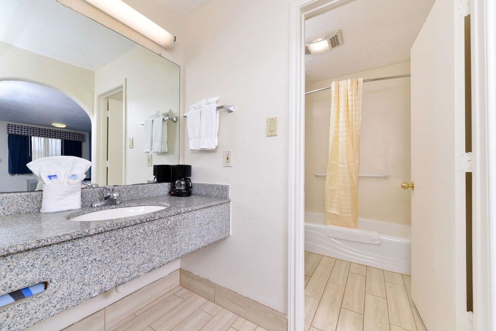 undefined Americas Best Value Inn & Suites Houston Brookhollow NW