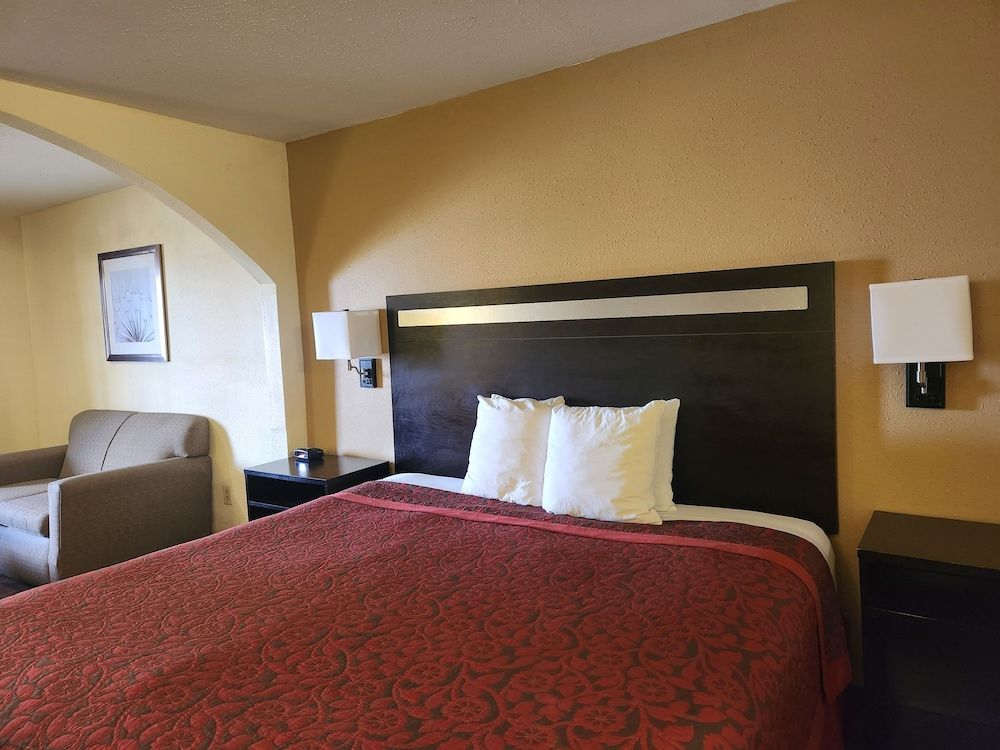 Room, 1 King Bed, Accessible, Non Smoking (Bathtub w/ Grab Bars)