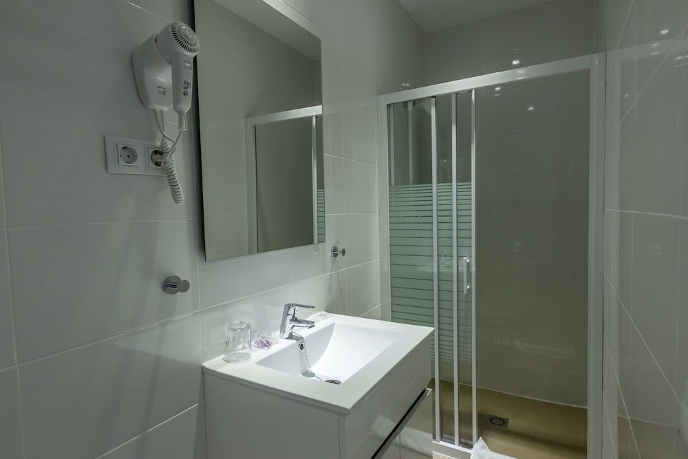 Hostalin Barcelona Pg de Gràcia Double Room, City View 9