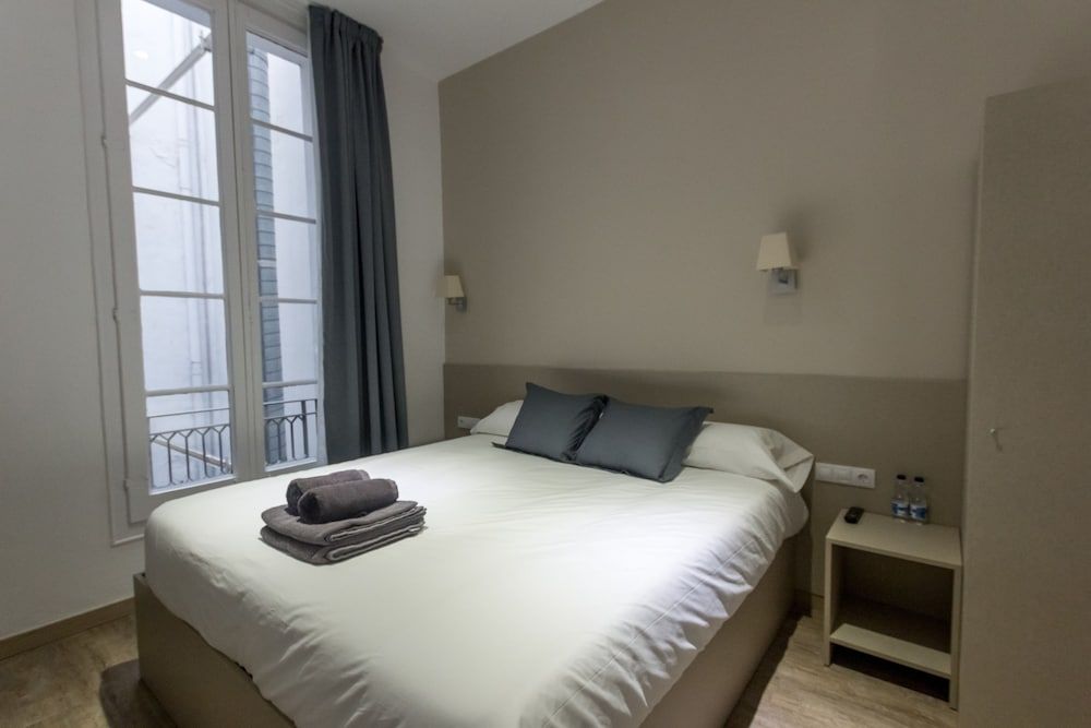 Hostalin Barcelona Pg de Gràcia Standard Double Room, No View 3