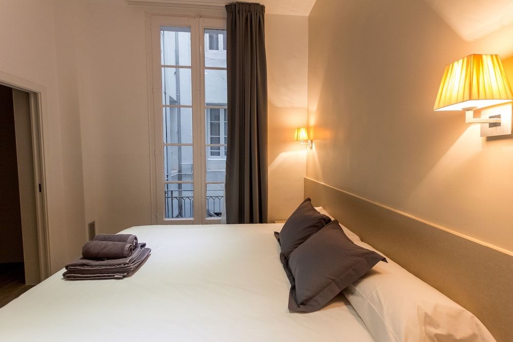 Hostalin Barcelona Pg de Gràcia Standard Double Room, No View 5