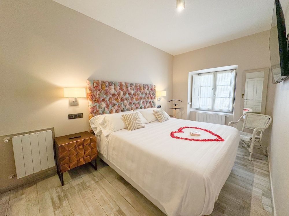 Akla Hotel Suites Santillana Family Suite, Hot Tub 3