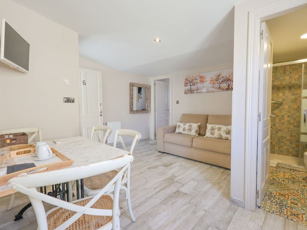 Akla Hotel Suites Santillana Family Suite, Hot Tub 8