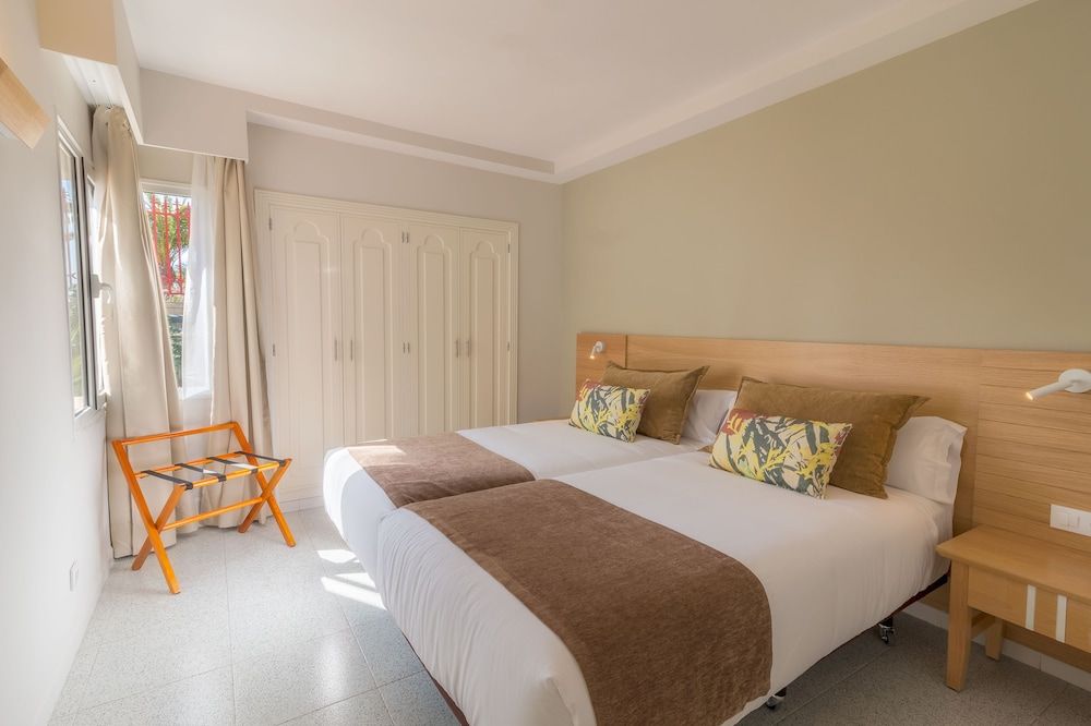 Family Room, Balcony (2 adults and 2 children)