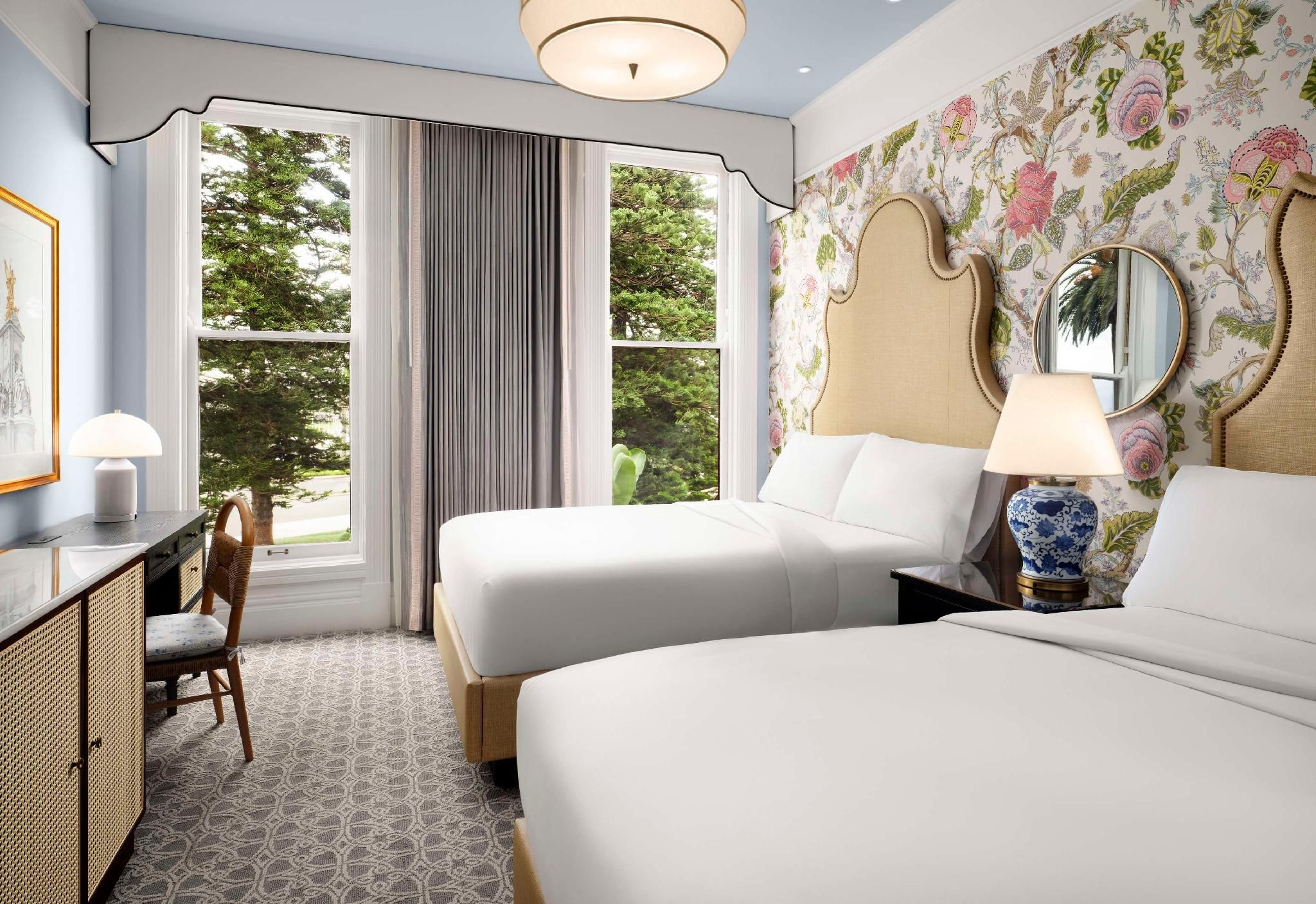 VICTORIAN RESORT VIEW 2 QNS MOBILITY ACC TUB