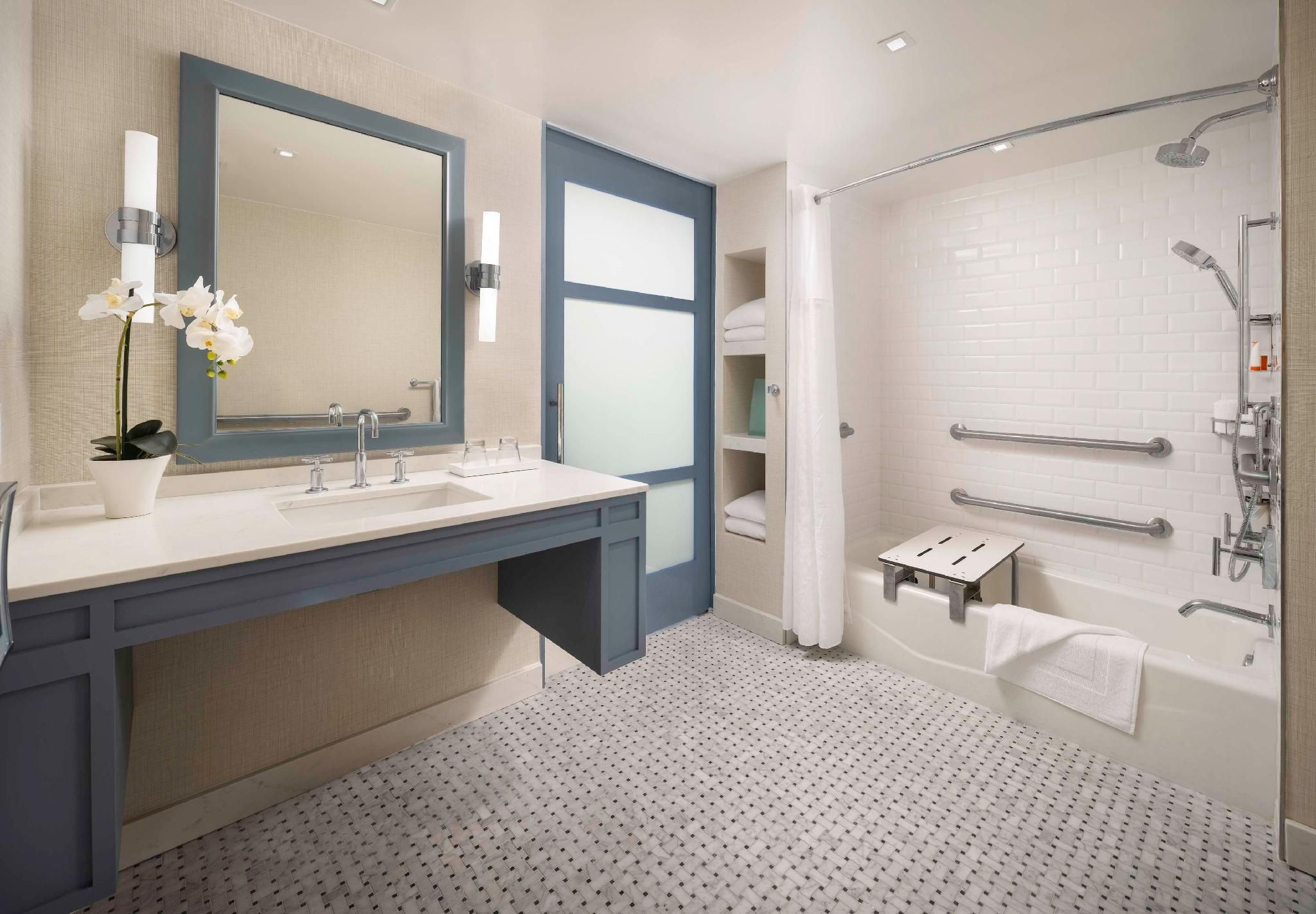 Cabana Oceanfrnt 2 Queens Mobility Access Tub