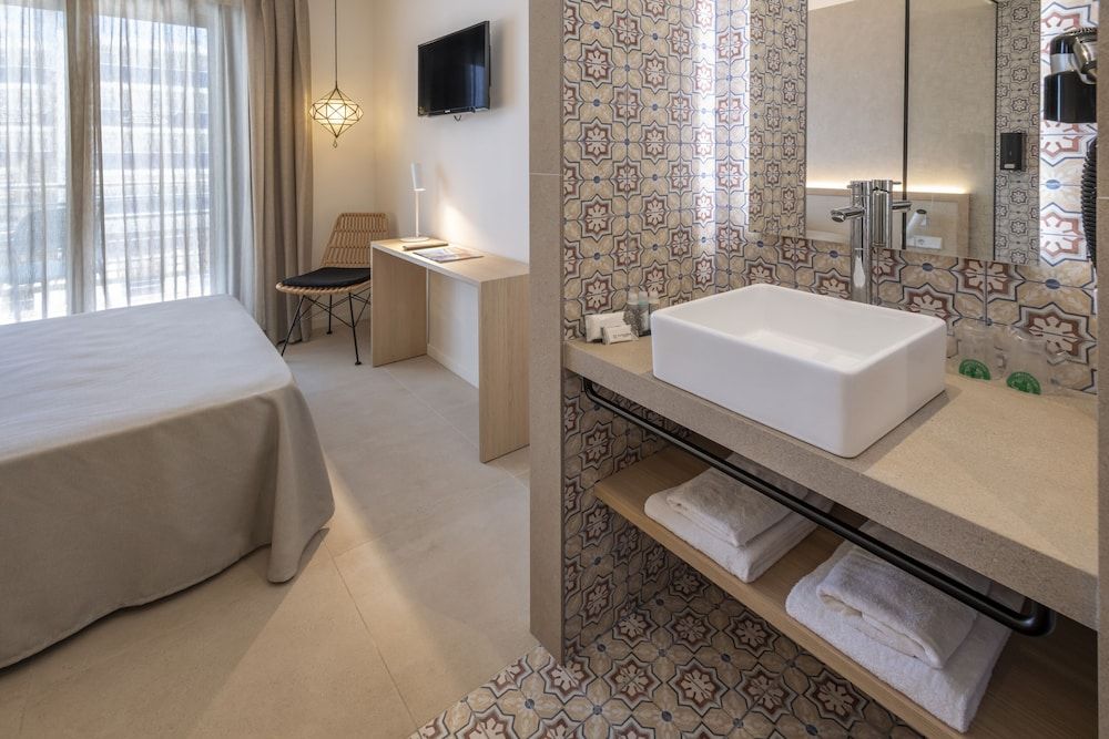Standard Room (2 Adults)