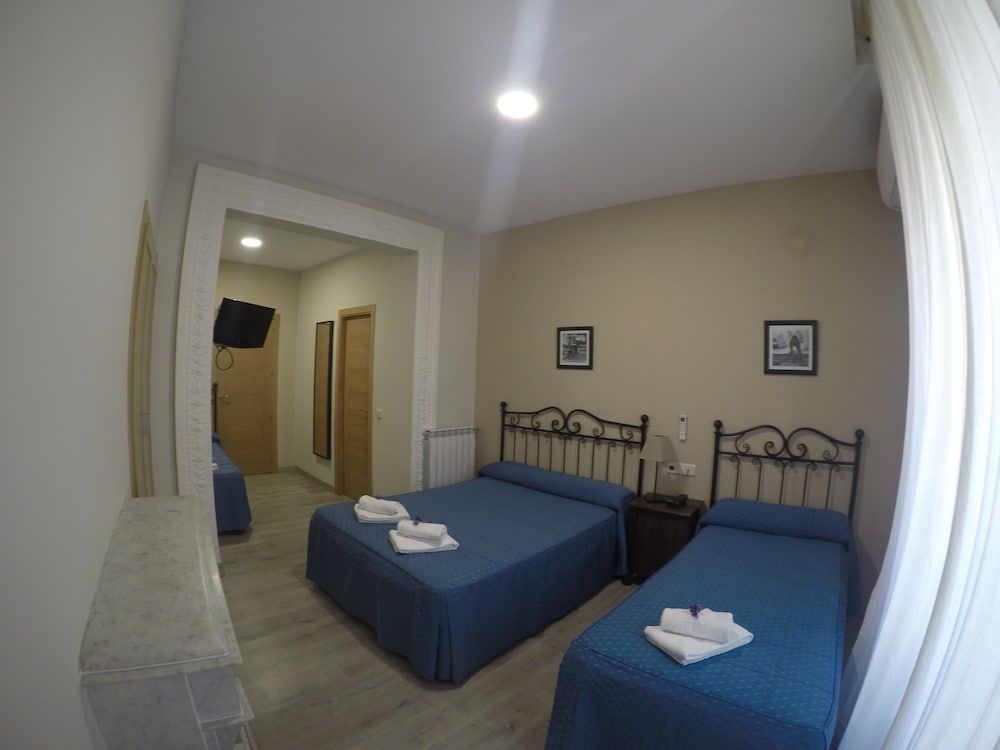 Hostal El Pilar Triple Room, Private Bathroom 8