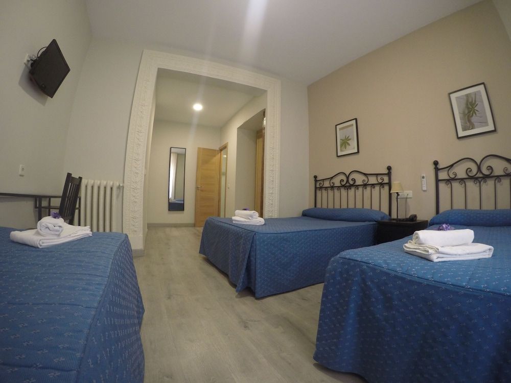 Hostal El Pilar Triple Room, Private Bathroom 6