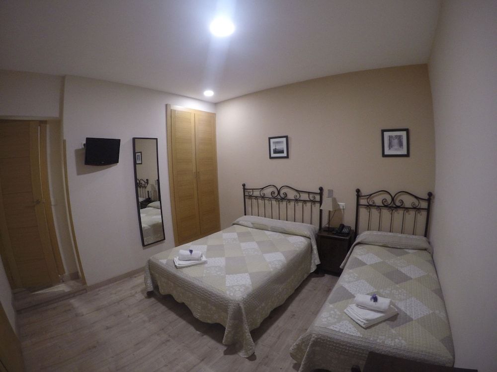 Hostal El Pilar Double Room, Private Bathroom 7