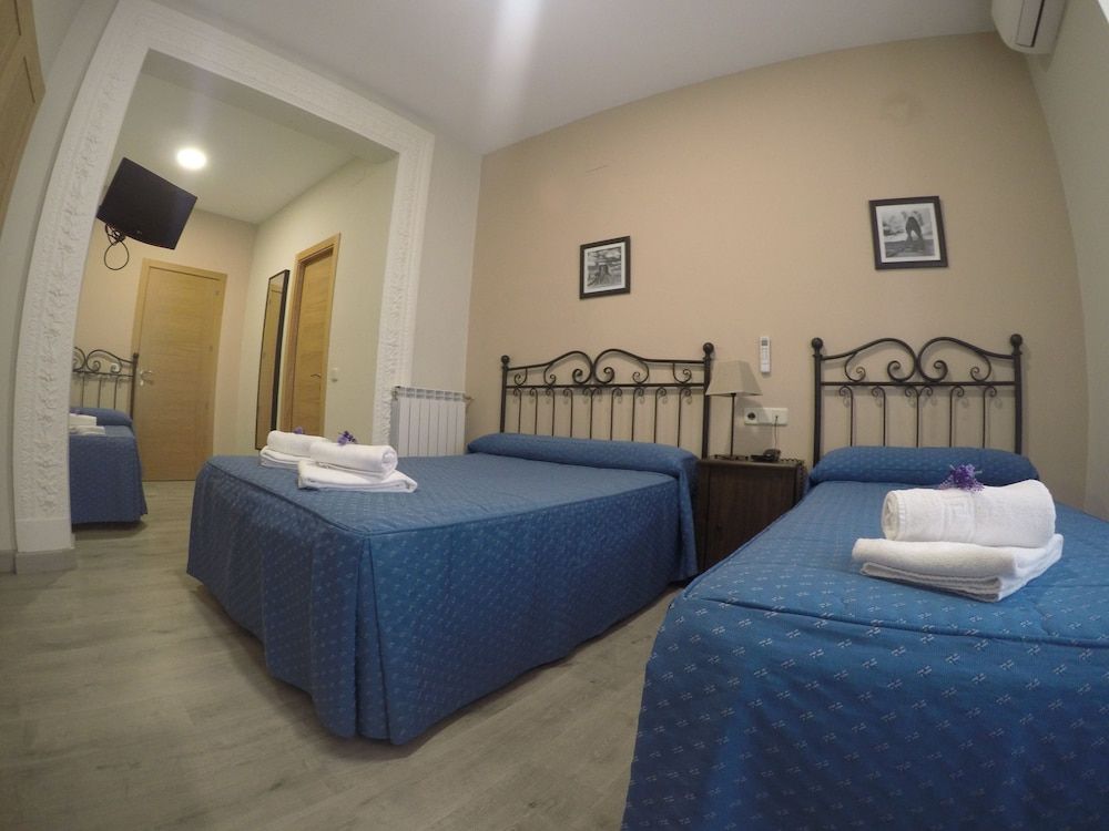 Hostal El Pilar Triple Room, Private Bathroom 9