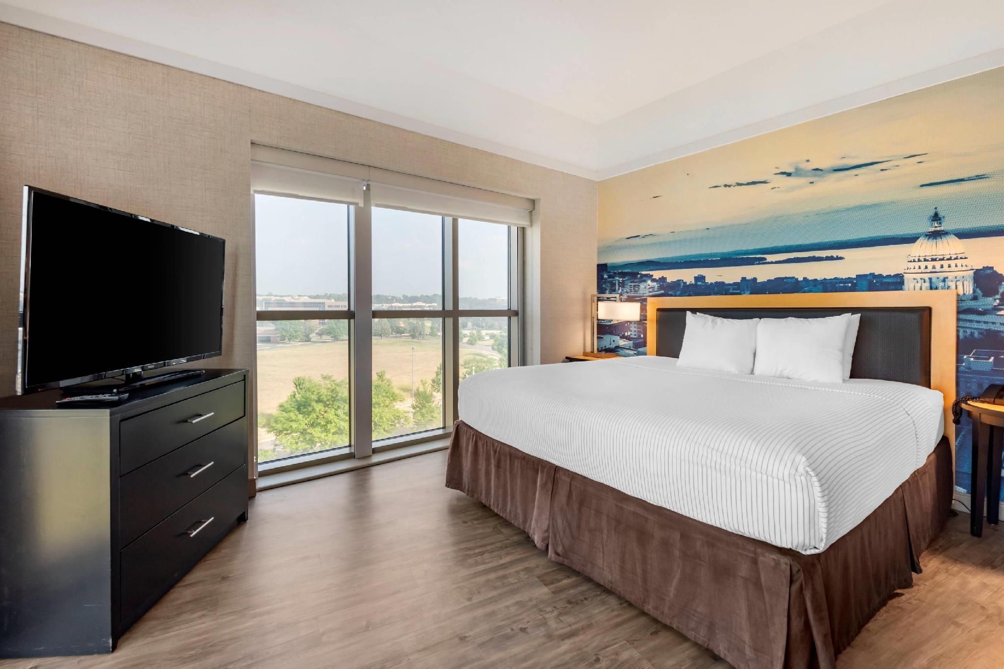 1 King Bed, Suite, Nonsmoking, Upgrade