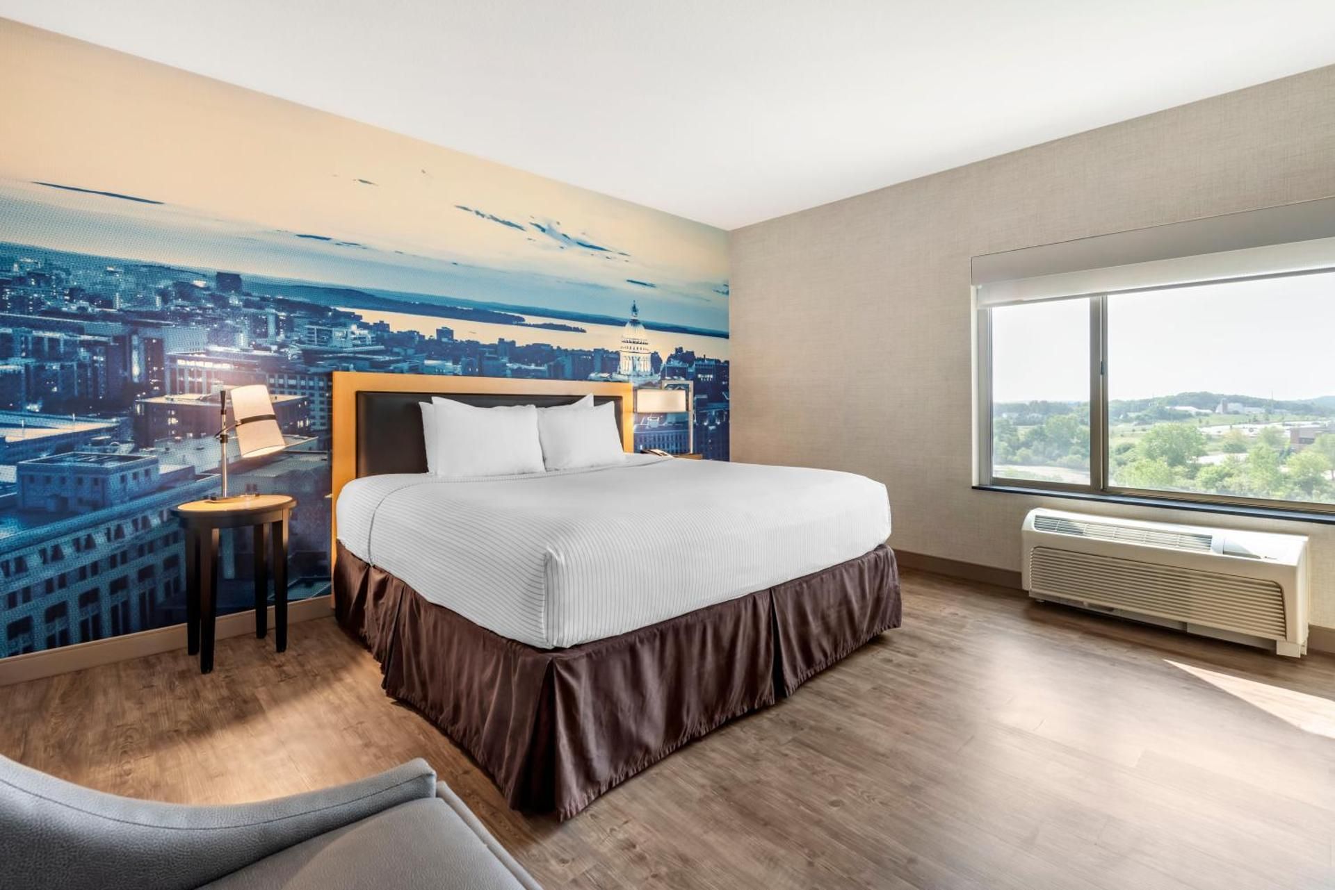 1 King Bed, Suite, Nonsmoking, Accessible, Upgrade