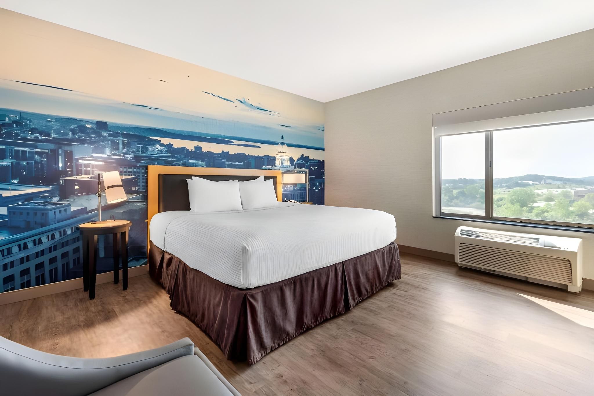 1 King Bed, Suite, Nonsmoking, Upgrade