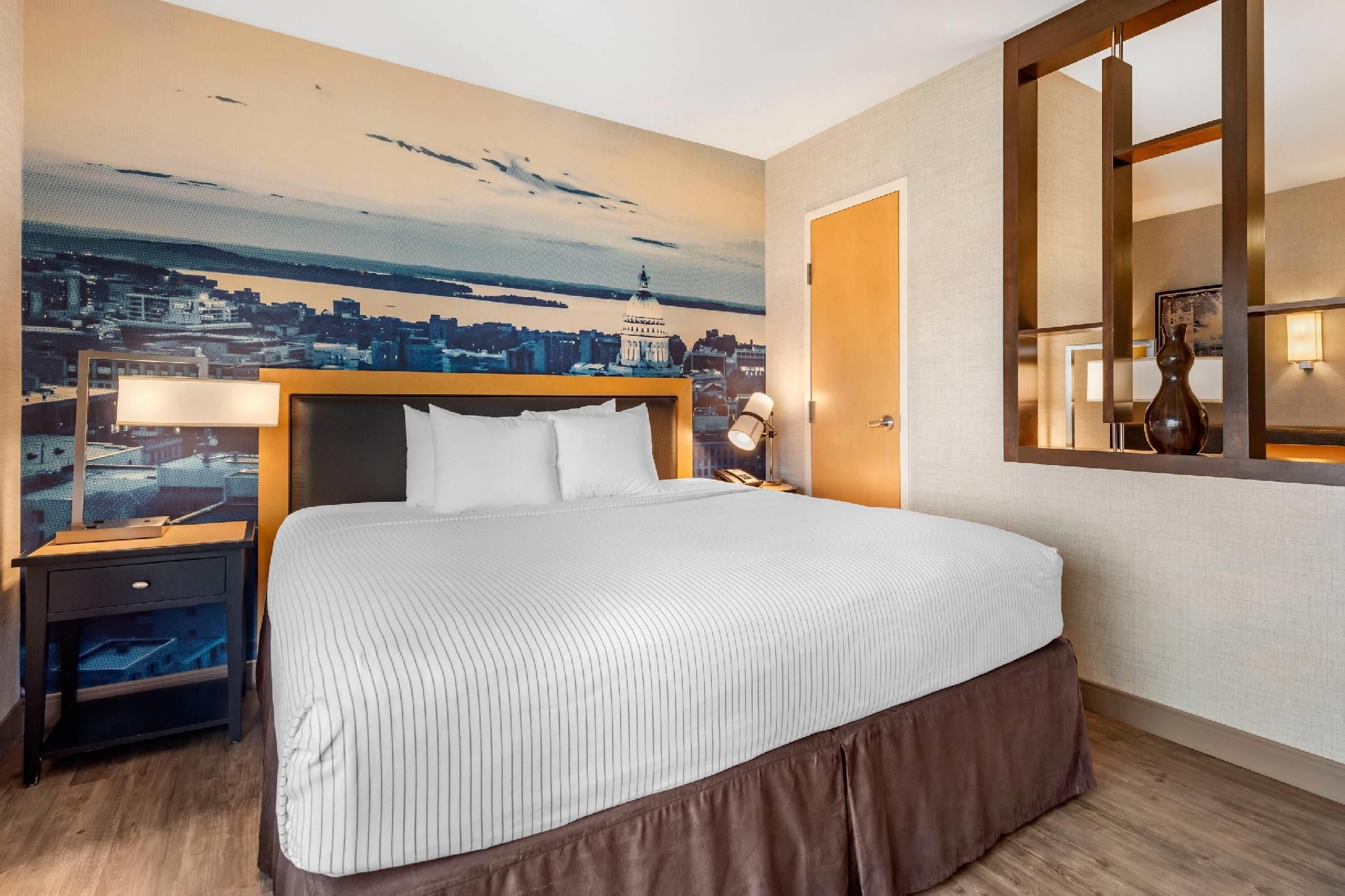 1 King Bed, Suite, Nonsmoking