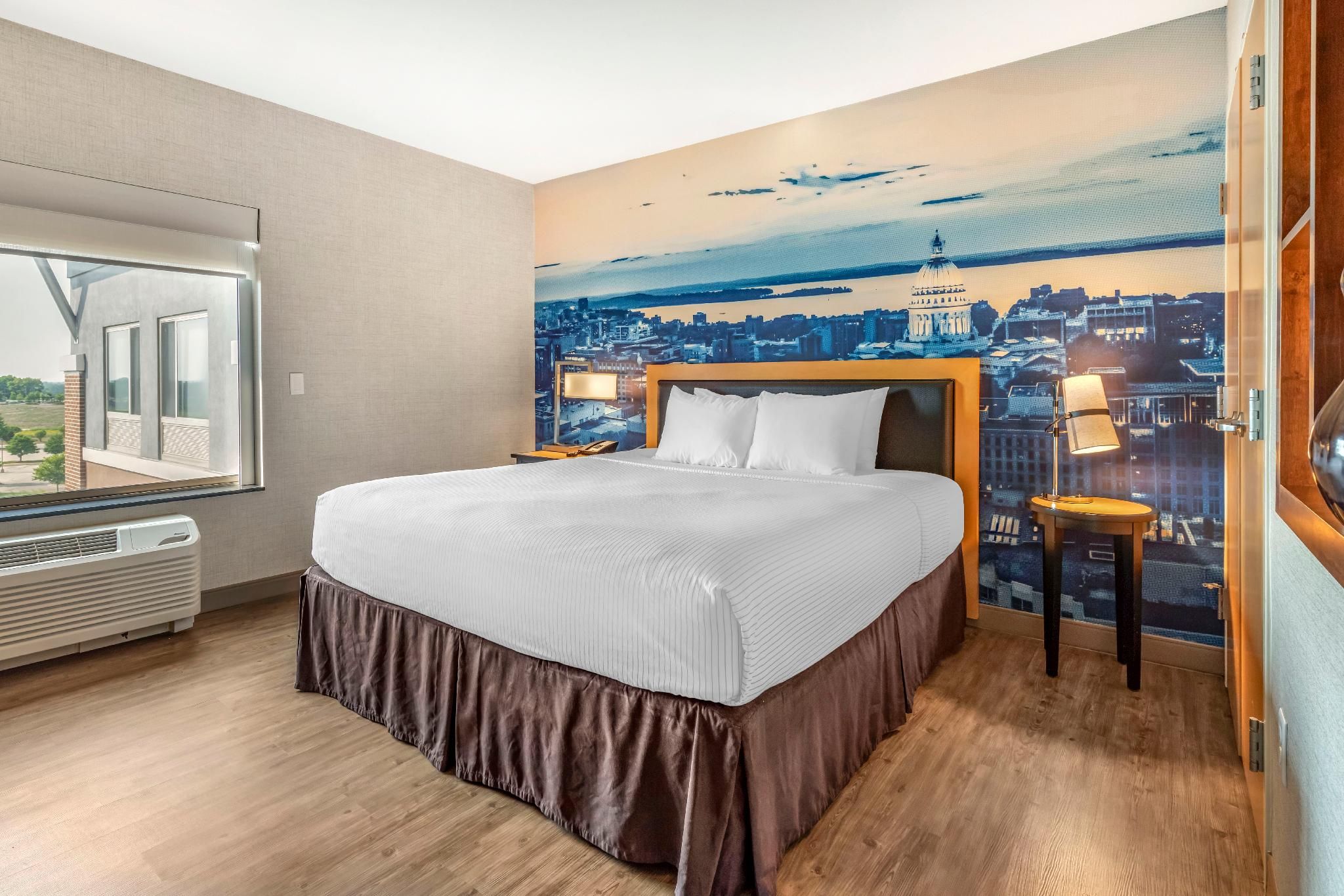 1 King Bed, Suite, Nonsmoking
