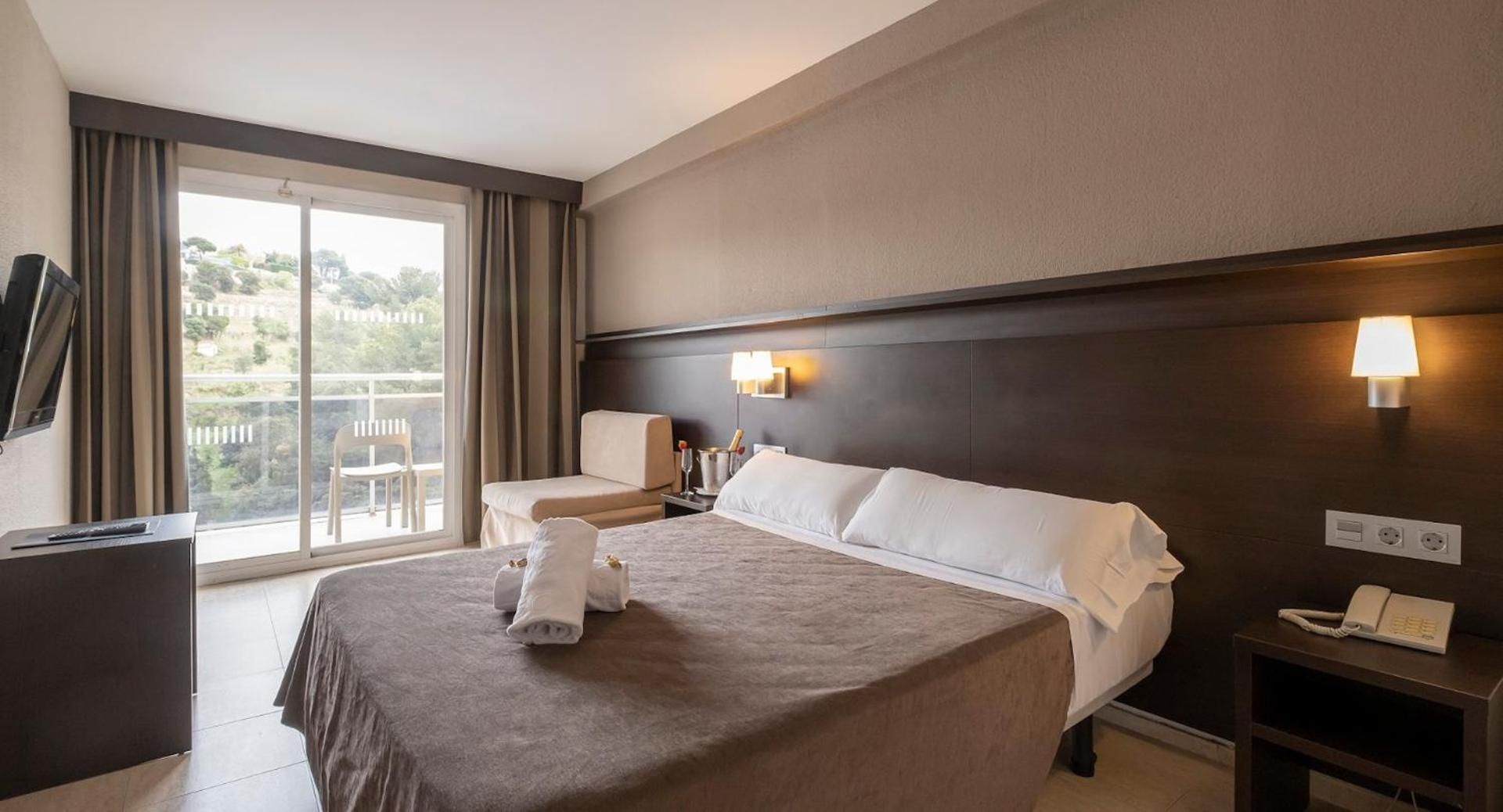 Double Room with Extra Bed (2 Adults + 1 Child)