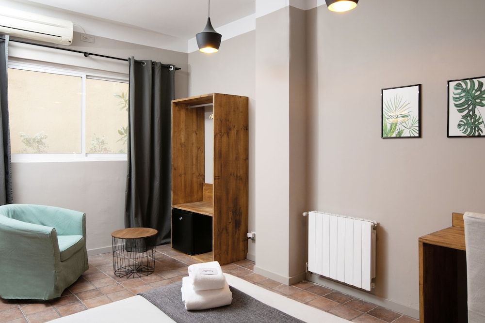 Jardinets Guest House Triple Room 22