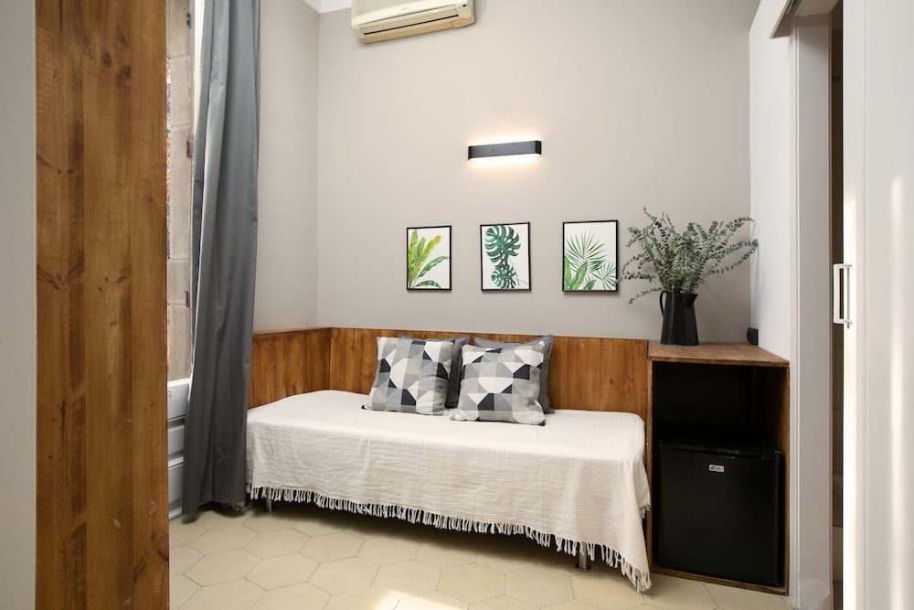 Jardinets Guest House Triple Room 7