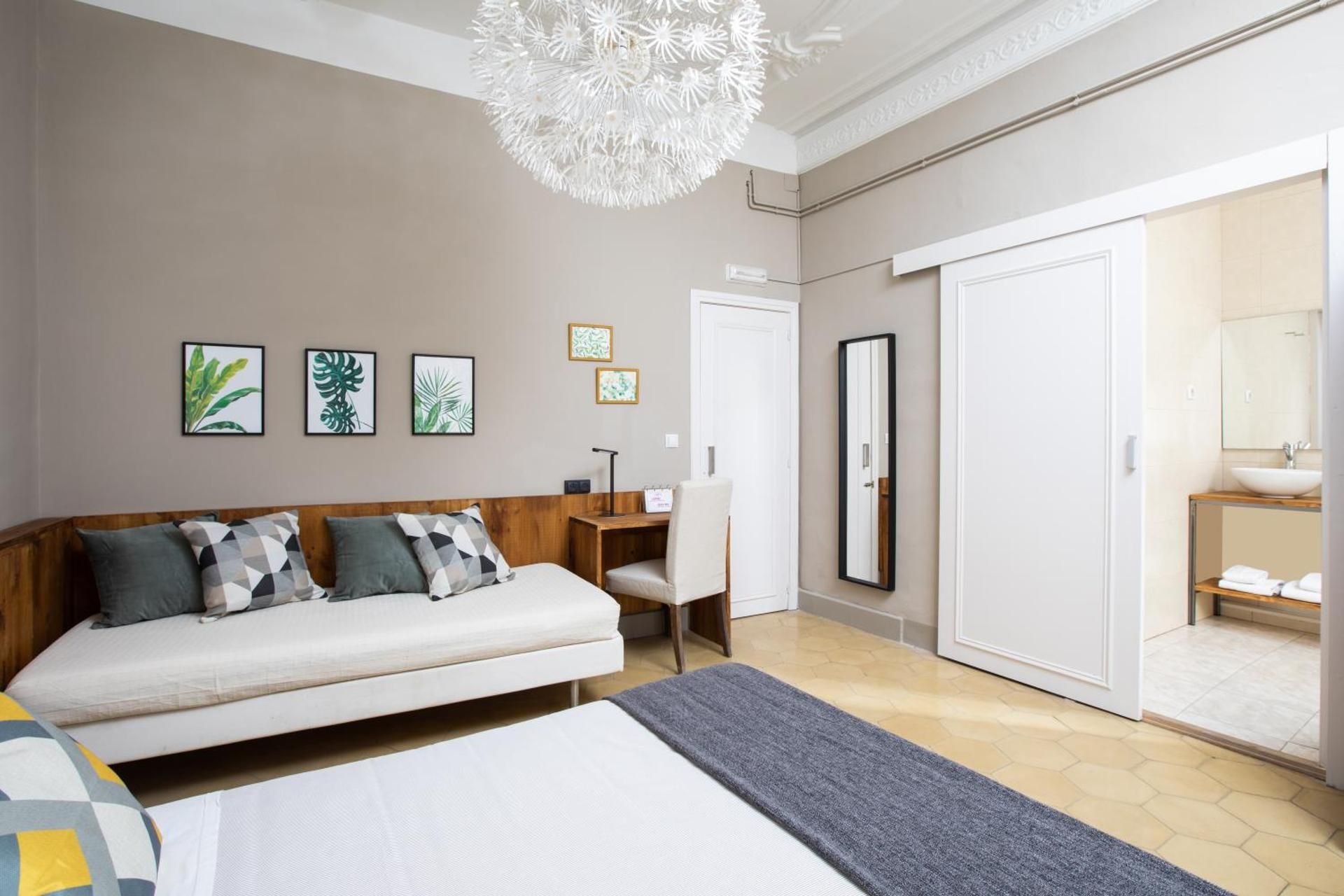 Jardinets Guest House Triple Room 16