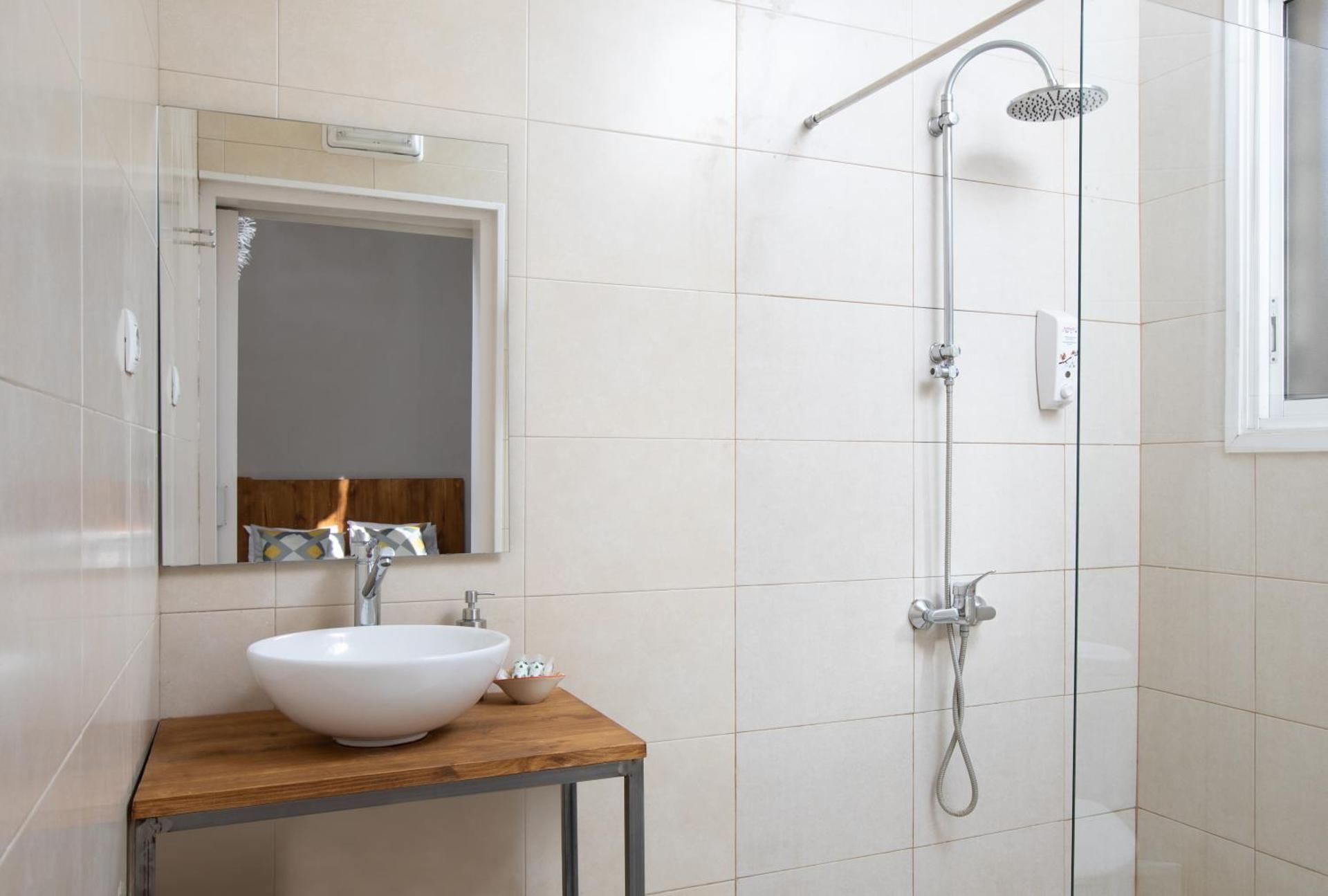 Jardinets Guest House Triple Room 21