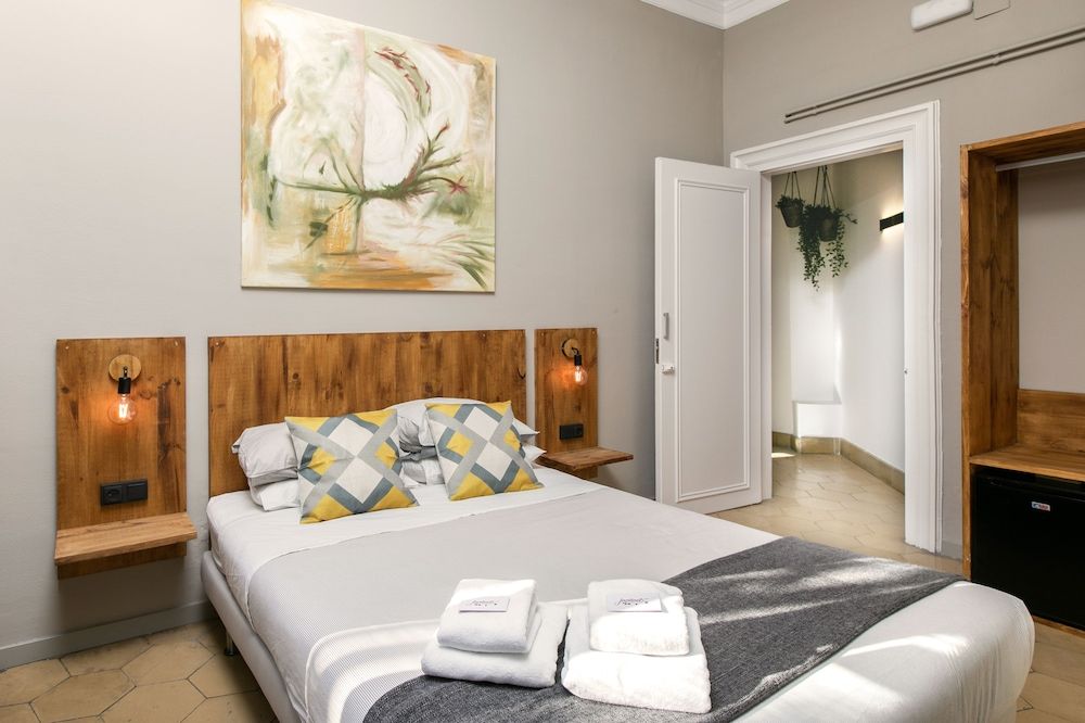 Jardinets Guest House Triple Room 10