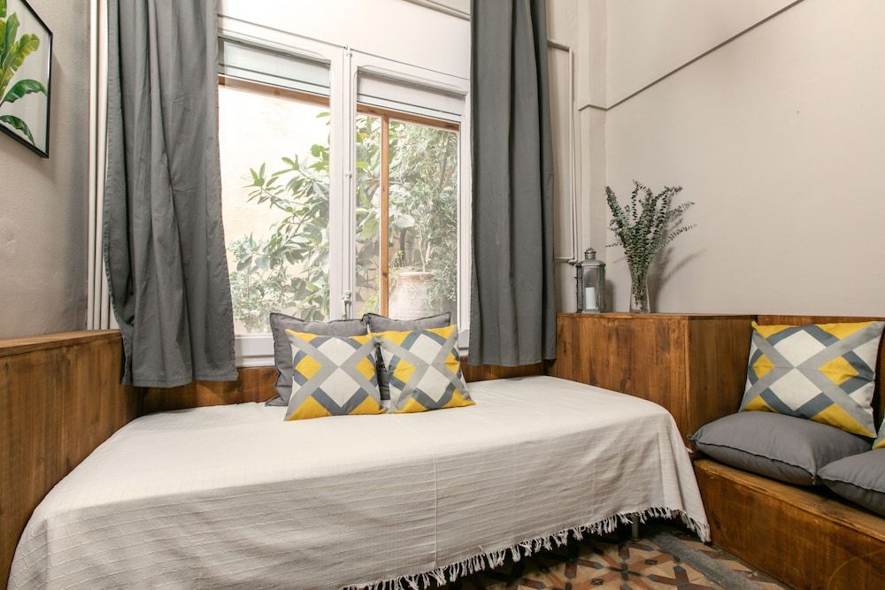 Jardinets Guest House Triple Room 14