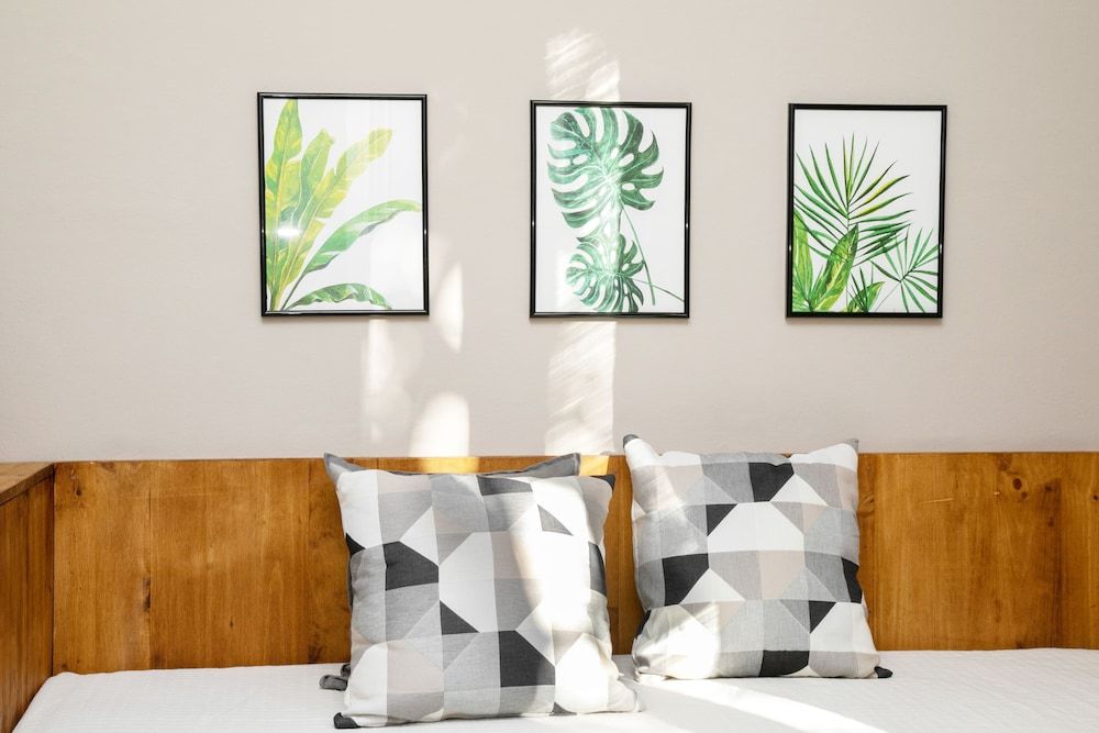 Jardinets Guest House Triple Room 8