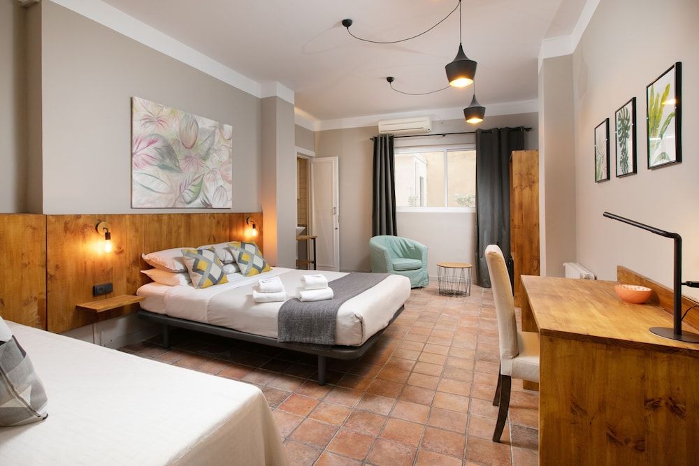 Jardinets Guest House Triple Room 3