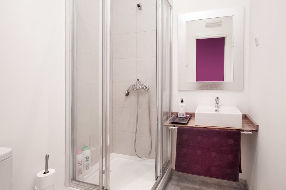 Jardinets Guest House Double Room, Ensuite 8