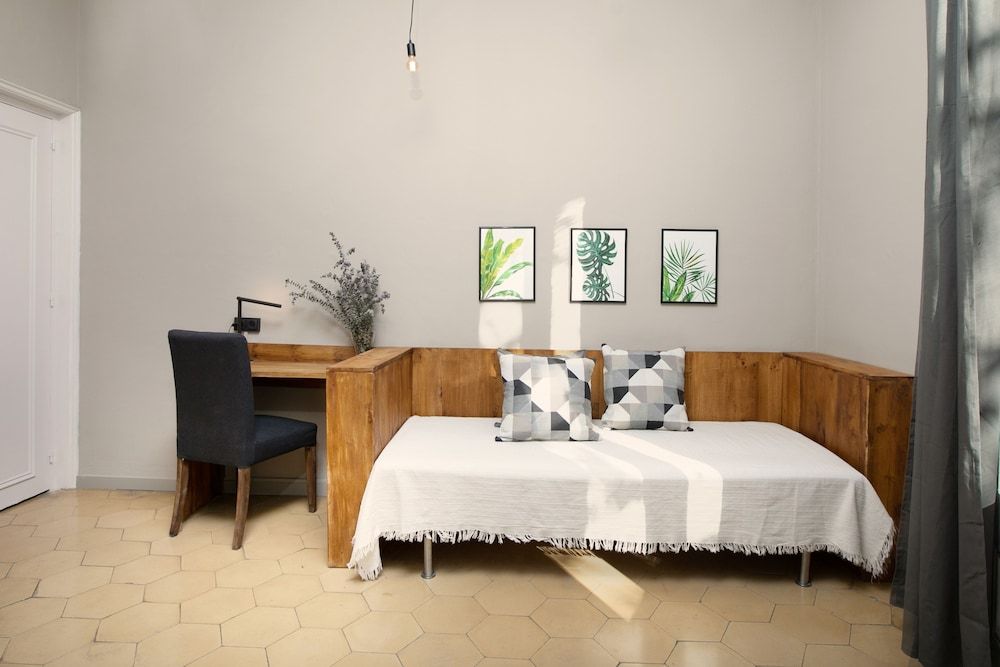 Jardinets Guest House Triple Room 9