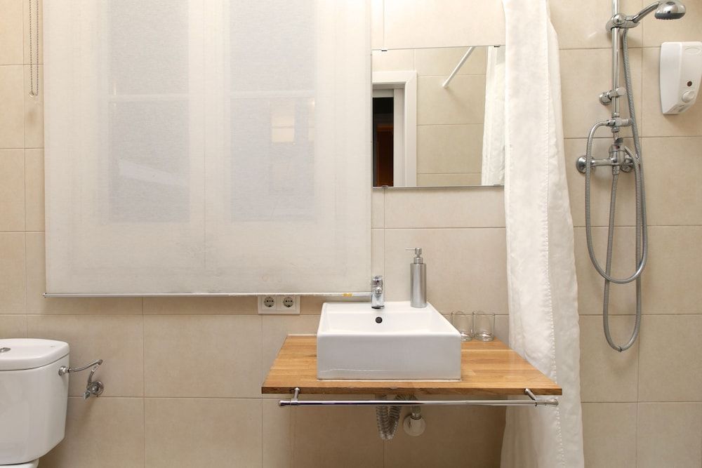 Jardinets Guest House Double Room, Ensuite 9