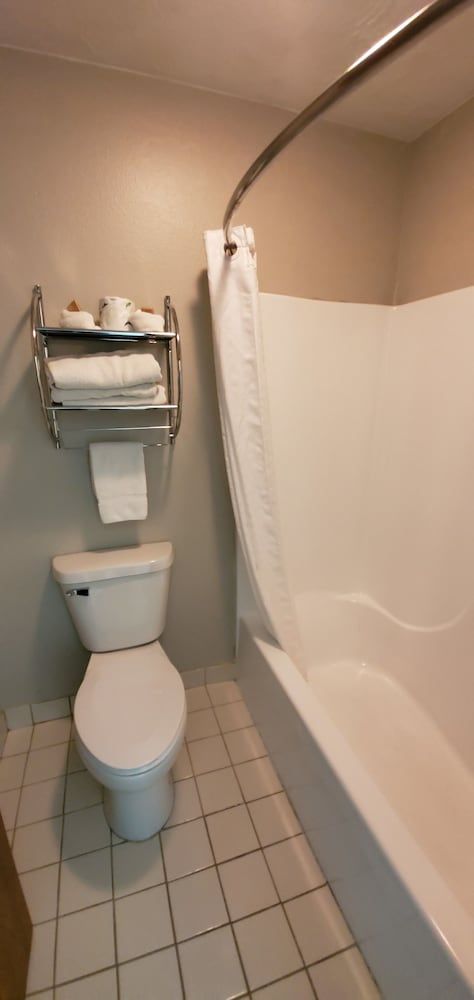 Cottonwood Inn and Conference Center Basic Single Room, 1 Queen Bed 3