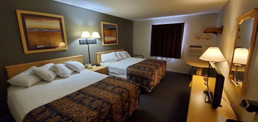 Cottonwood Inn and Conference Center Basic Room, 2 Queen Beds 4
