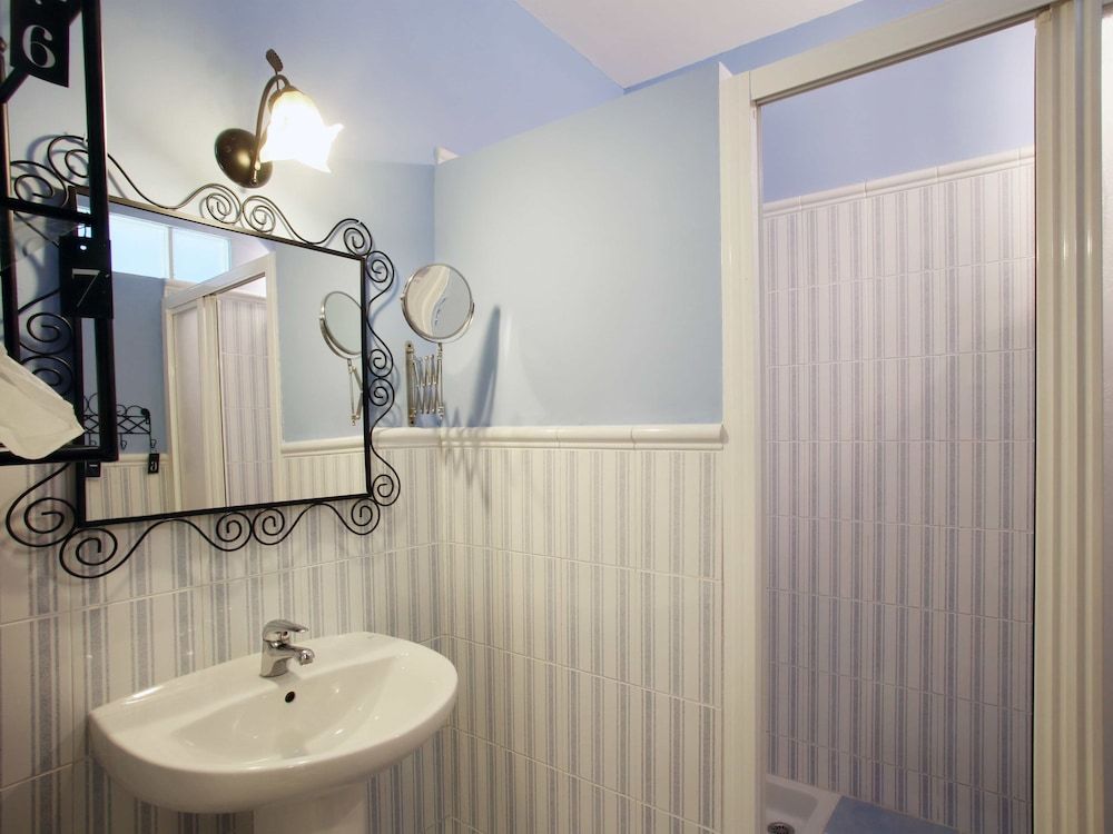 Malaga Lodge Guesthouse Double Room, Shared Bathroom 10