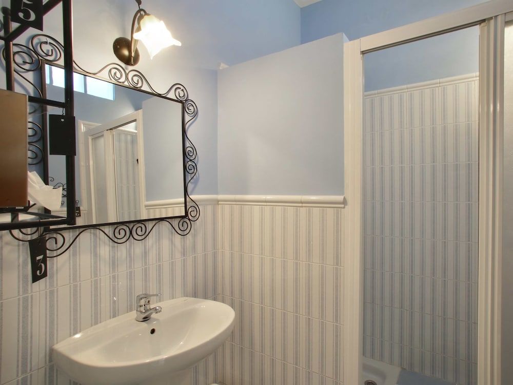 Malaga Lodge Guesthouse Double Room, Shared Bathroom 11