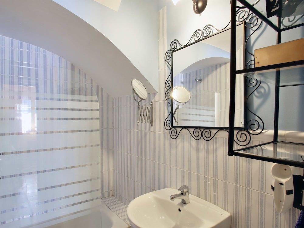 Malaga Lodge Guesthouse Double Room, Shared Bathroom 13