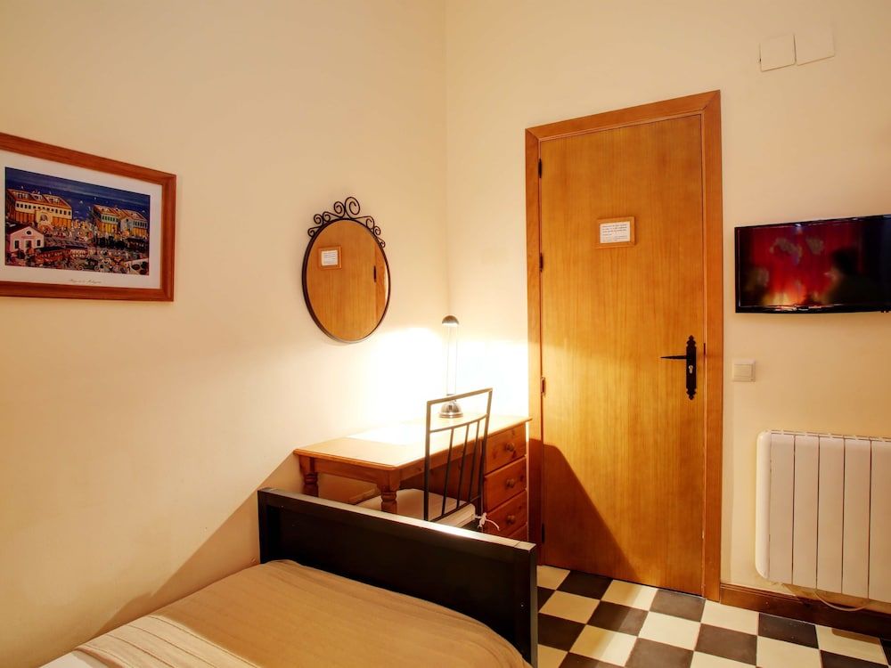 Malaga Lodge Guesthouse Double Room, Shared Bathroom 17