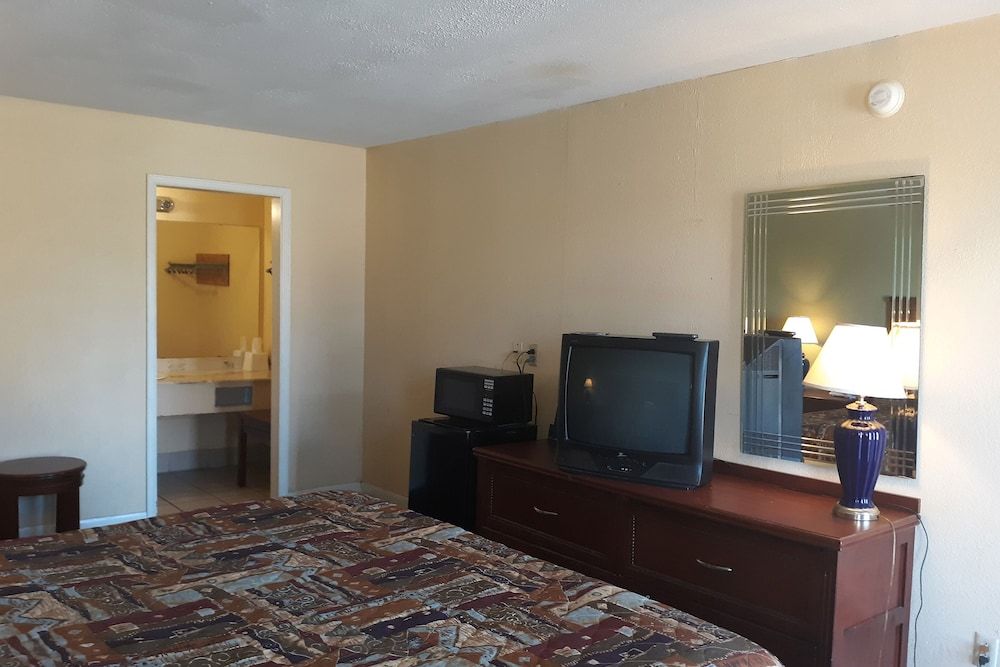 undefined Rest Inn - Extended Stay, I-40 Airport, Wedding & Event Center 7