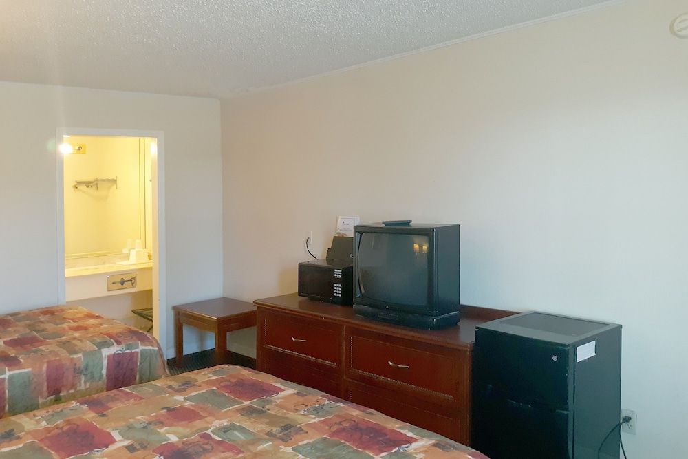 undefined Rest Inn - Extended Stay, I-40 Airport, Wedding & Event Center 10