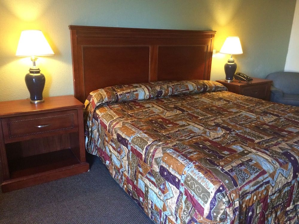 undefined Rest Inn - Extended Stay, I-40 Airport, Wedding & Event Center 9