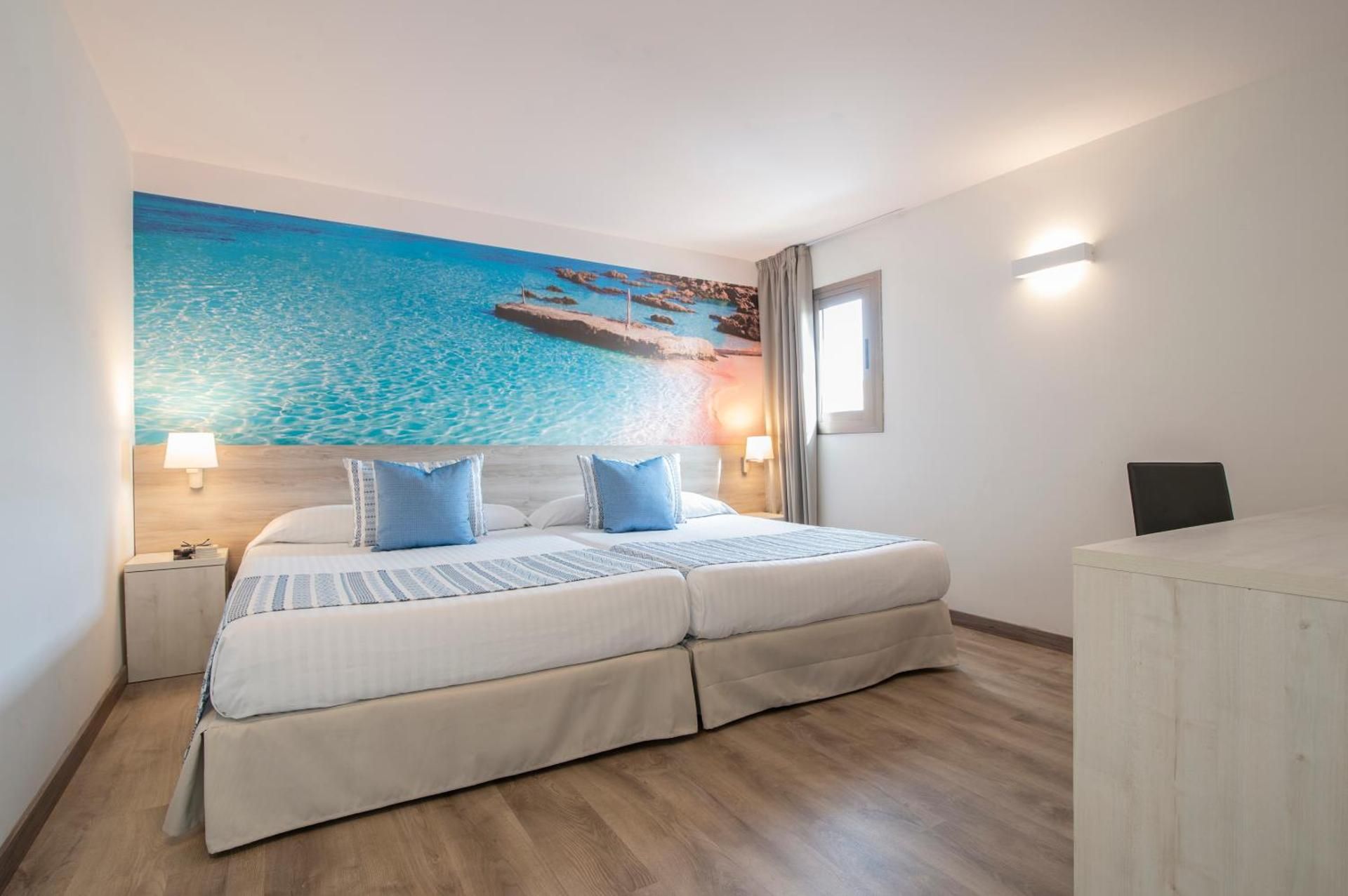 Family Room (3 Adults + 1 Child)