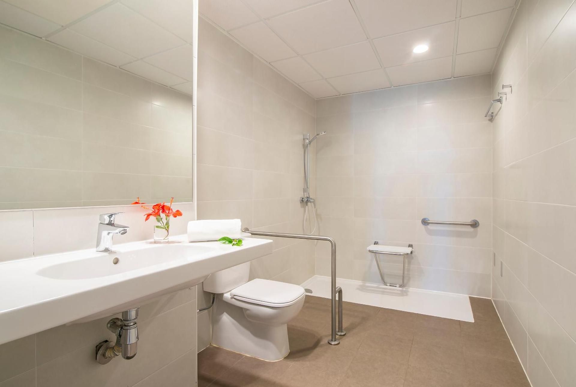 Family Room (3 Adults + 1 Child)