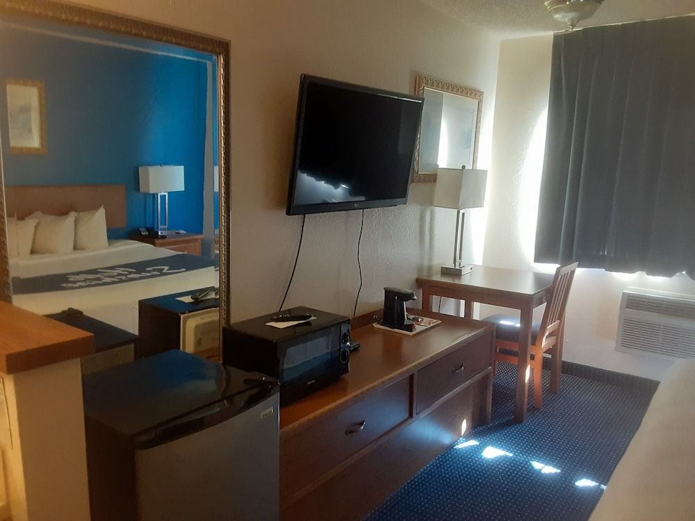 Room, 1 Queen Bed, Accessible, Non Smoking (Mobility Roll-In Shower)