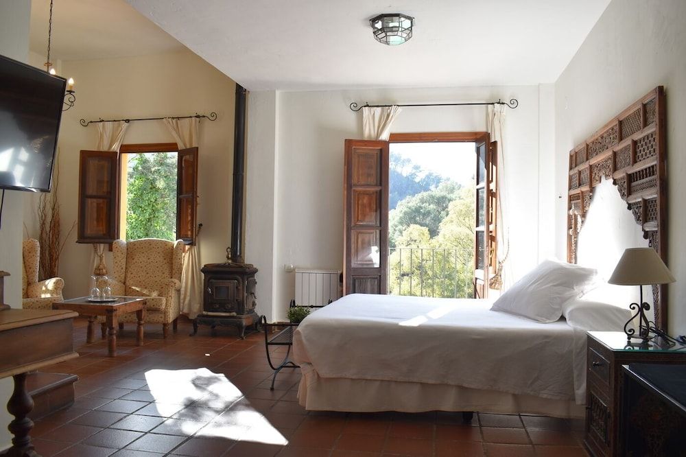 Hotel Humaina Deluxe Suite, 1 King Bed, Mountain View 12