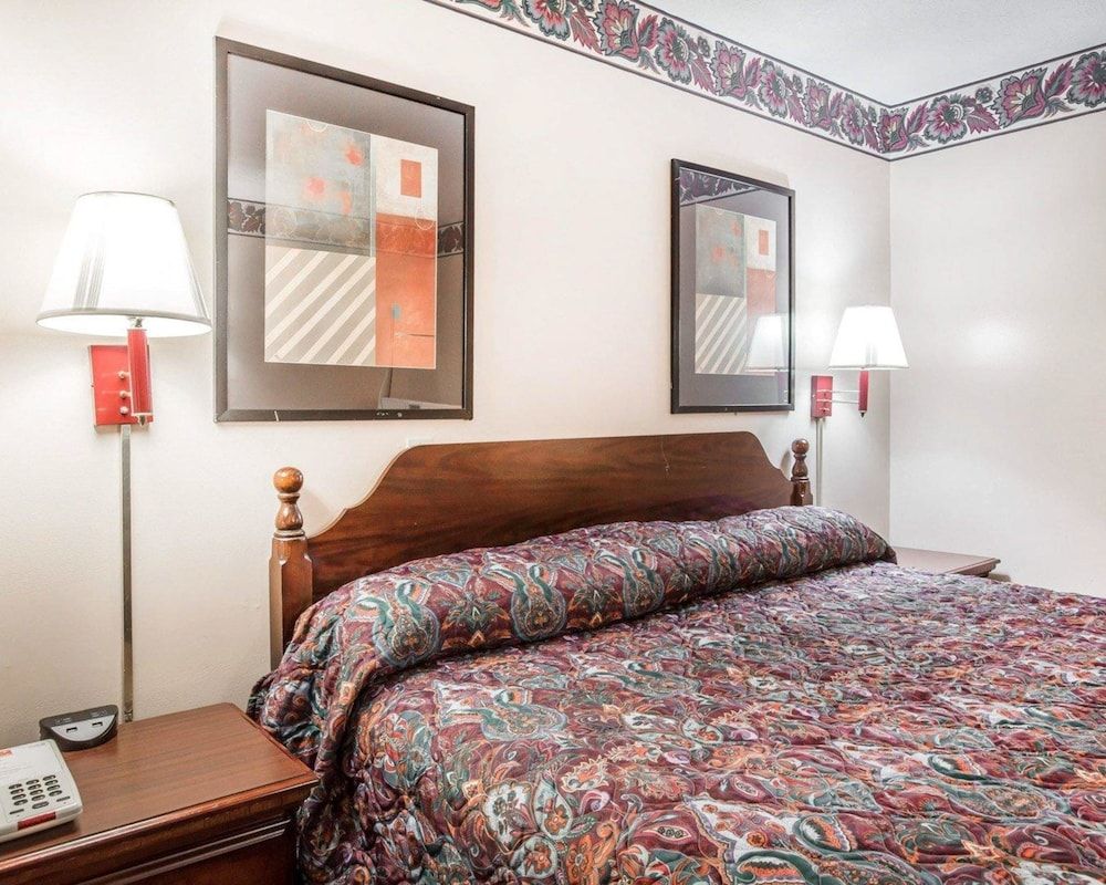 Econo Lodge McDonough South Standard Room, 1 King Bed, Non Smoking 4