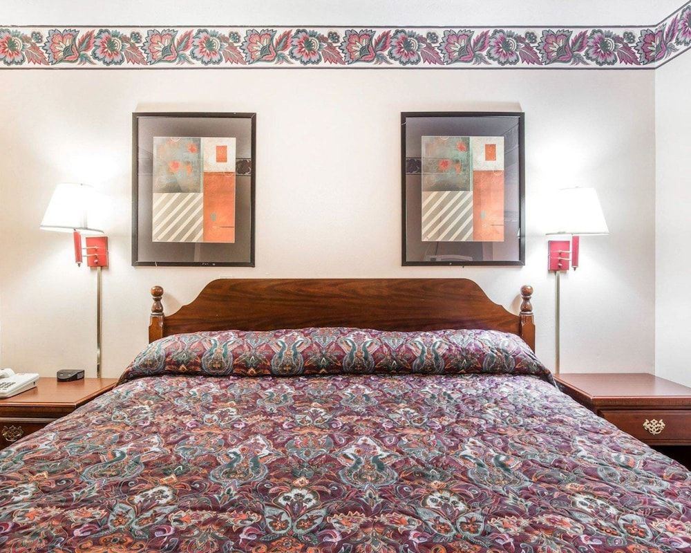 Econo Lodge McDonough South Standard Room, 1 King Bed, Non Smoking 5