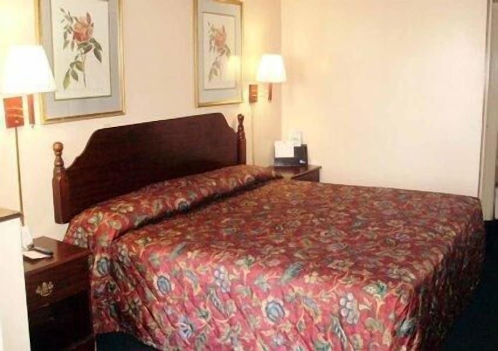 Econo Lodge McDonough South Standard Room, 1 King Bed, Non Smoking 7