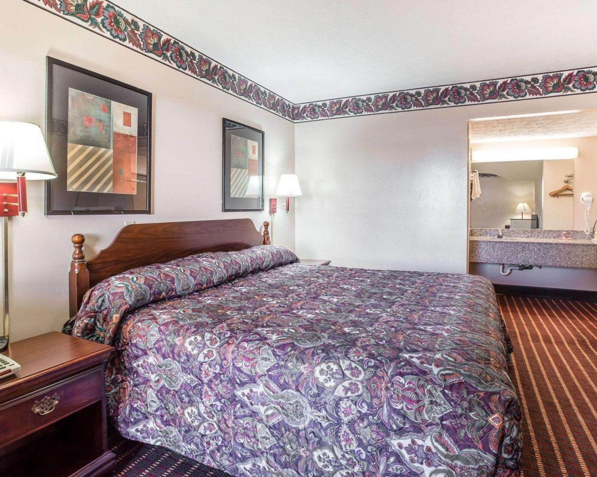 1 King Bed, Nonsmoking, Accessible